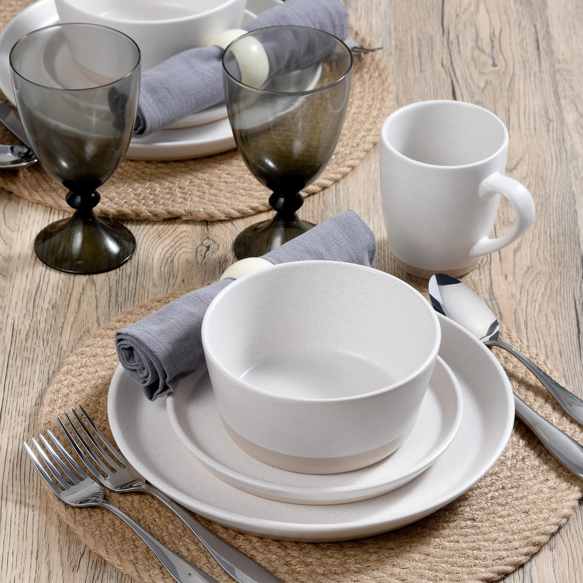 16-Piece Stoneware Dinnerware Set N56792